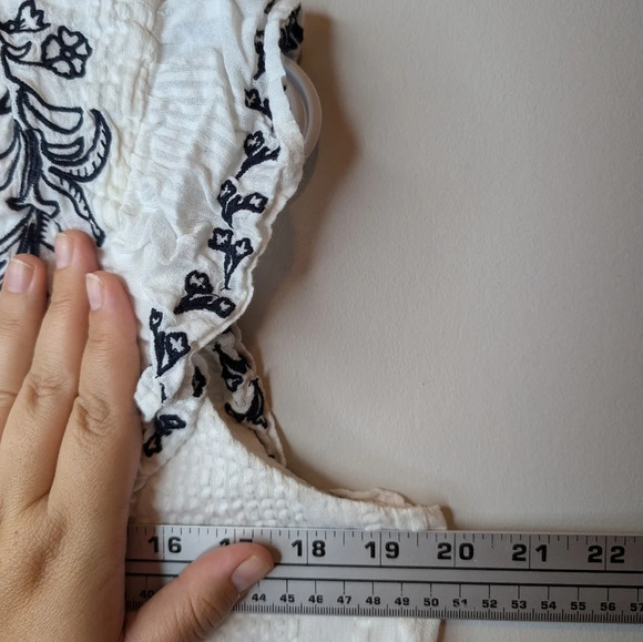 LOFT Petites MP White Sleeveless Blouse Blue Embroidery Ruffled Detail Women - Picture 11 of 11